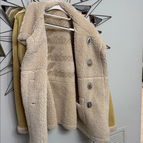 Cozy Shearling-Like Jacket packets inside and out really warm - Picture 4 of 6